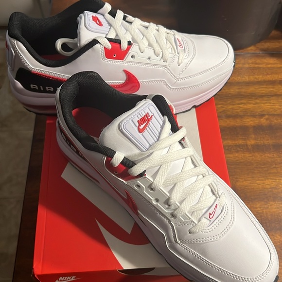 Athletic_Shoes